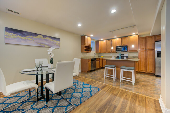 Building Photo - 5001 S King Dr