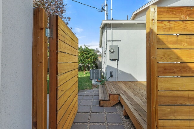 Building Photo - 6535 Ben Ave