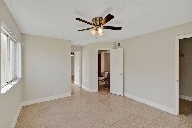 Building Photo - Remodeled 2 Bedroom / 2 Bathroom Condo with Lake View – Great Location