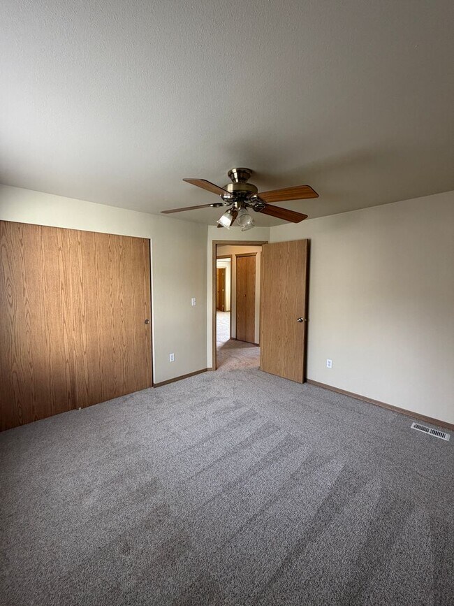 Building Photo - 843 Gina Ct SE