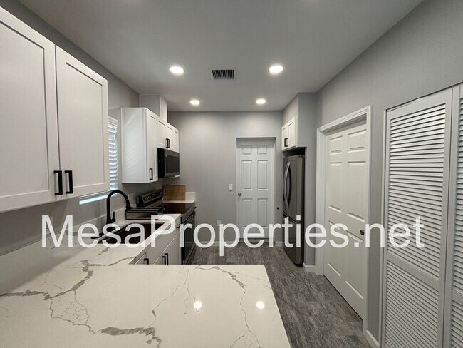 Building Photo - 930 Jadestone Ln