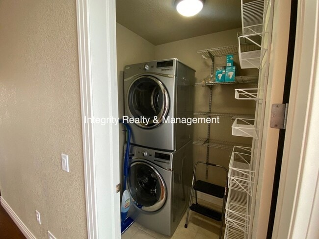 Building Photo - 2620 W Front View Cres Dr