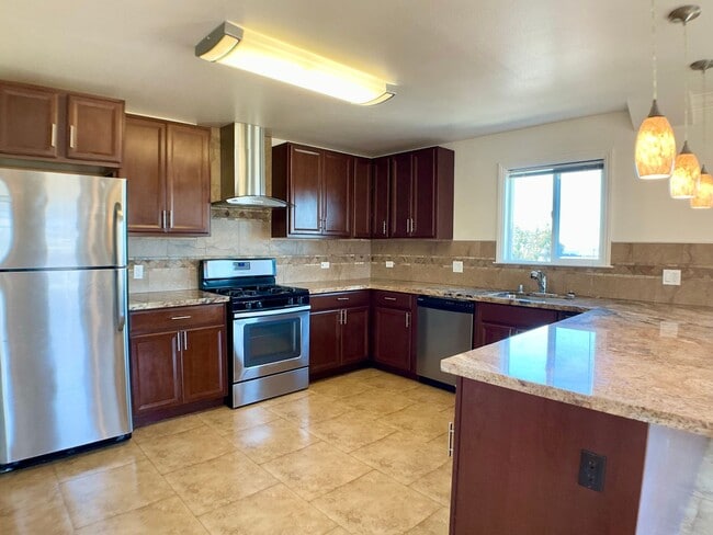 Building Photo - Updated TOP FLOOR 2BR/2BA FLAT! IN-UNIT LA...