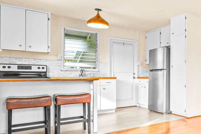 Building Photo - Charming 2/1 Cottage on a Quiet Lane in Ka...