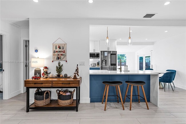 Building Photo - 6860 SW 37th St