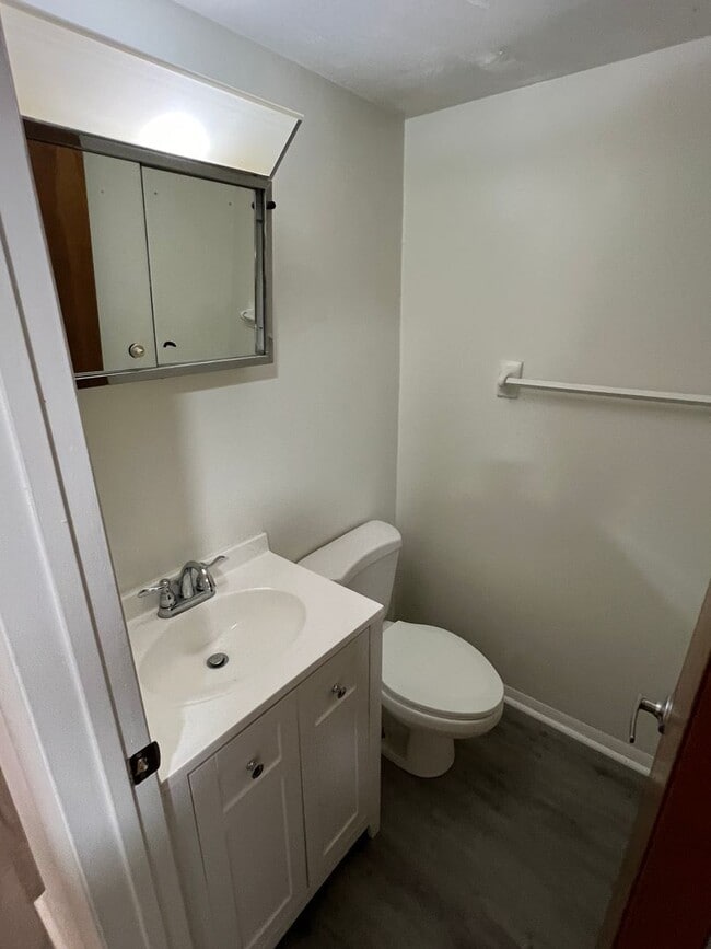 Building Photo - Large Townhouse in Virginia Beach with a Fenced Yard!