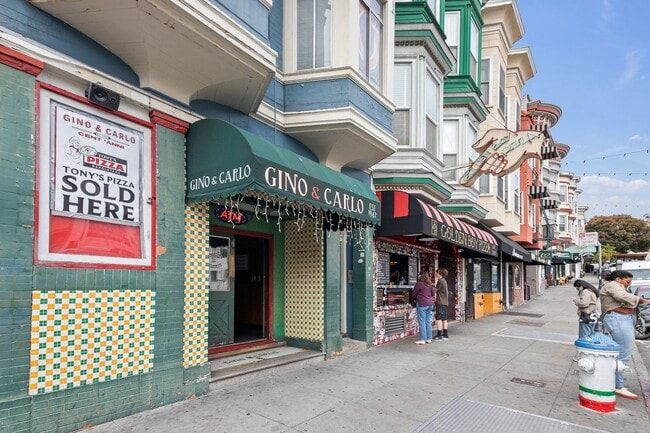 Building Photo - 546 Green St