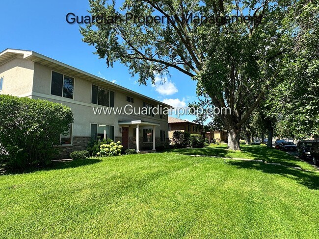 Building Photo - Richfield 2nd Floor Apartment, Very Spacio...