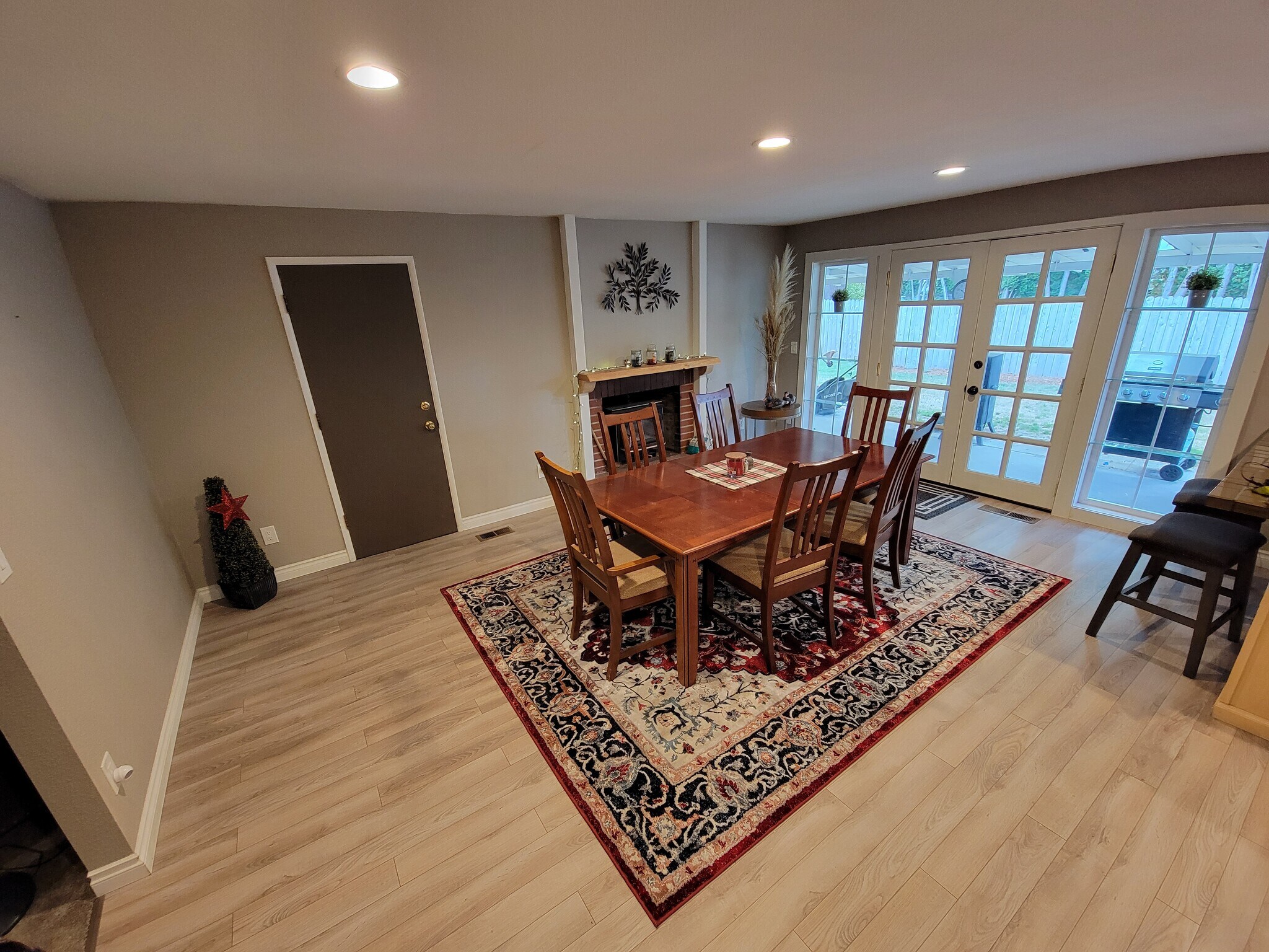 Dining room - 8111 NE 27th St