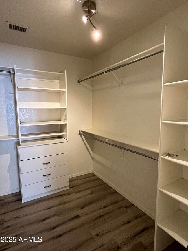 Building Photo - 1128 E Sheffield Ave