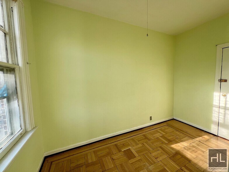 Building Photo - 3.5BR 2BA Massive Townhouse w/ Sunroom & Optional Private Parking In Maspeth