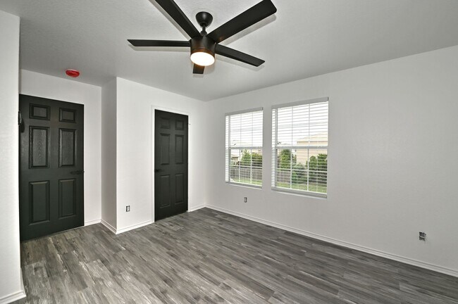 Building Photo - 5 bed | 3 bath | Corner lot | Fully remodeled!!!