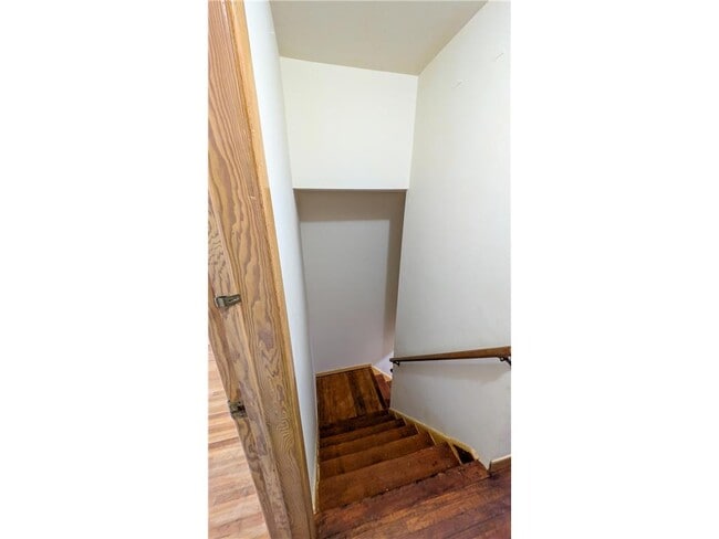 Building Photo - 301 Giles Pl