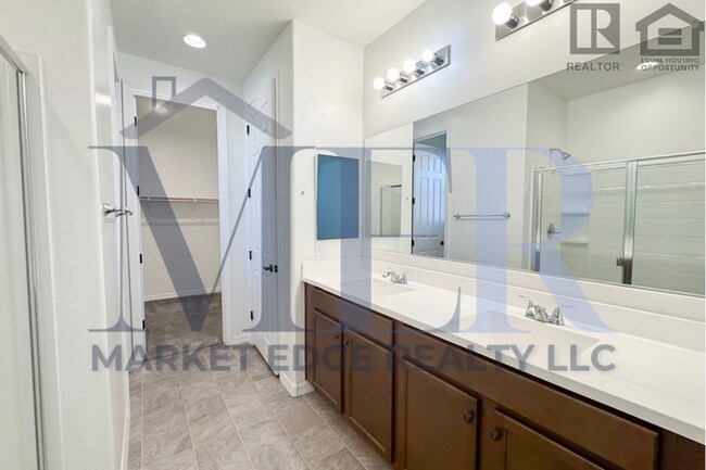 Building Photo - 3Bed/2Bath Home w/3 Car Gar in Casa Grande...