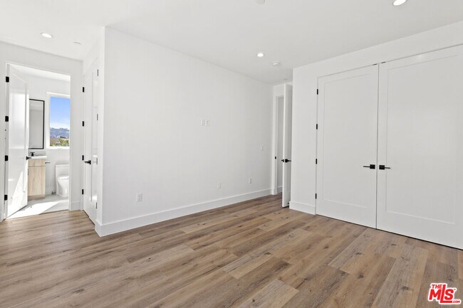 Building Photo - 10915 Hesby St