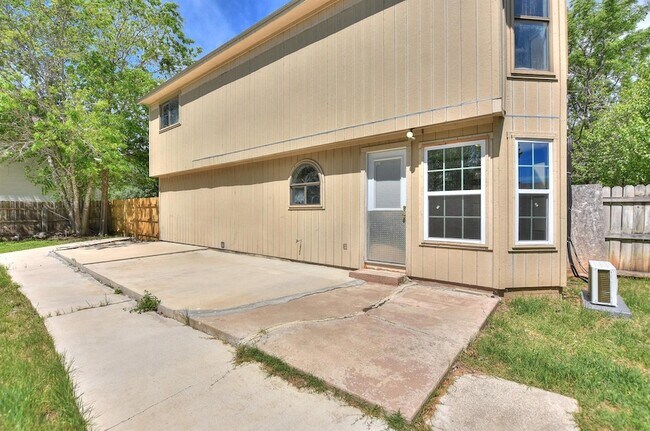 Building Photo - 1202 Southwalk St