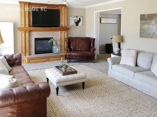 Building Photo - Large 2-Story w/finished basement + fence ...