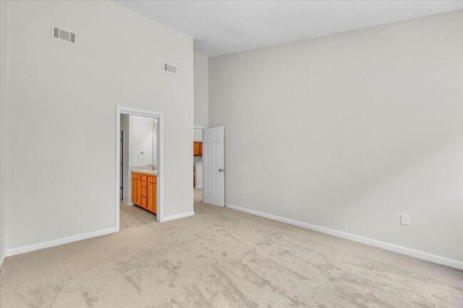 Building Photo - Better Than New 3 Bed/2 Bath Townhome in S...