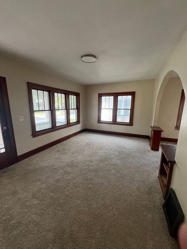 Building Photo - 811 E Elm Ave