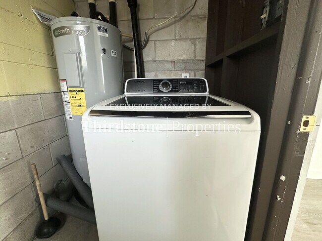 Building Photo - 8105 Santillo Dr