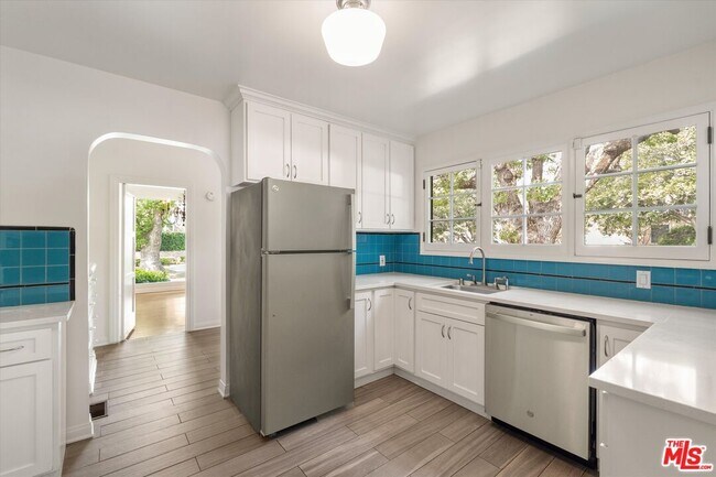 Building Photo - 2002 Kelton Ave