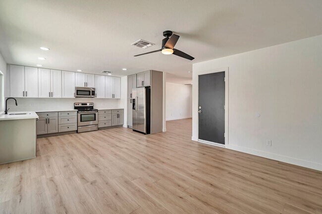 Building Photo - 3 Bedroom 2 Bath with Pool!