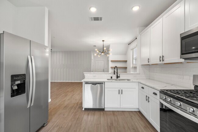 Building Photo - 10477 Pineland Dr