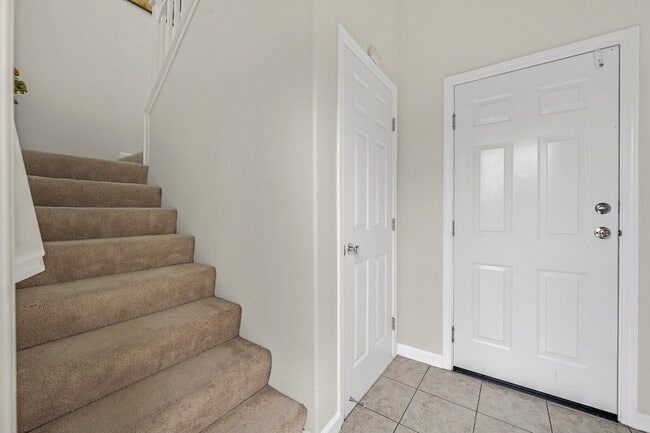 Building Photo - Corner Unit Condo with Vineyard Views – 2 Bed, 2 Bath – Quiet, Private, and Convenient!