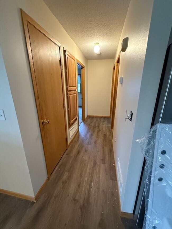 Building Photo - Large 5 bedroom home with updates in quiet neighborhood