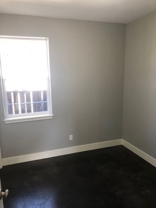 Building Photo - Two bedroom, one bathroom cottage in the h...