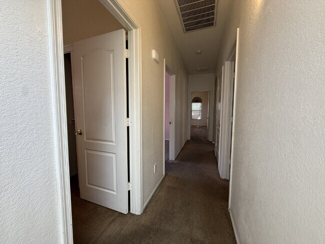 Building Photo - "Charming 3-Bed, 2-Bath in the beautiful Crystal Gardens Lake Community  – Your Perfect Home Awai...