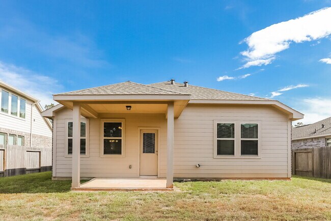 Building Photo - 15153 Meadow Glen S