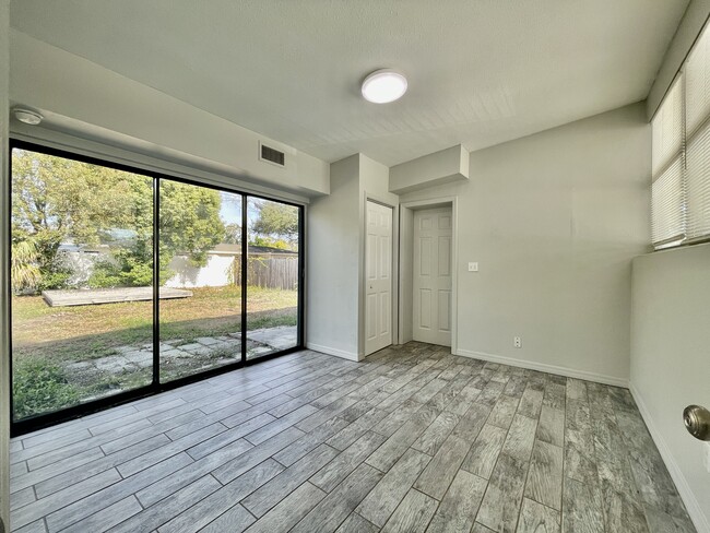 Building Photo - 1434 Overlea St