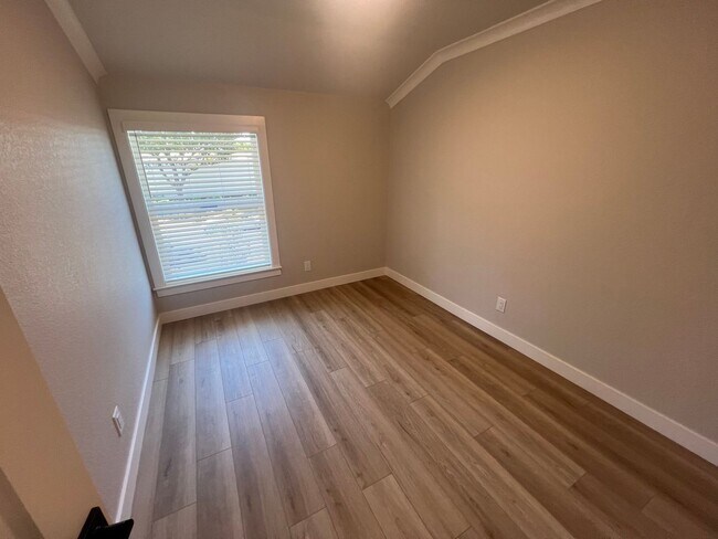 Building Photo - 630 Hollenbeck Ave