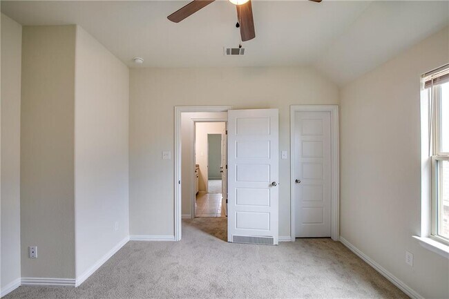 Building Photo - 226 Hot Spring Valley