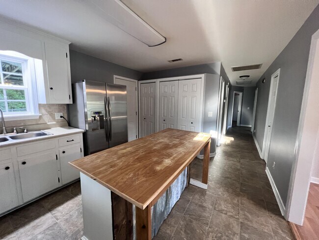 Building Photo - 69 Rainbow Rd