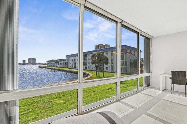 Building Photo - 2936 Lake Shore Dr