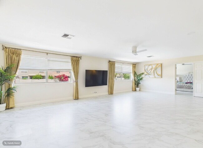 Building Photo - Luxury Awaits with Designer Details