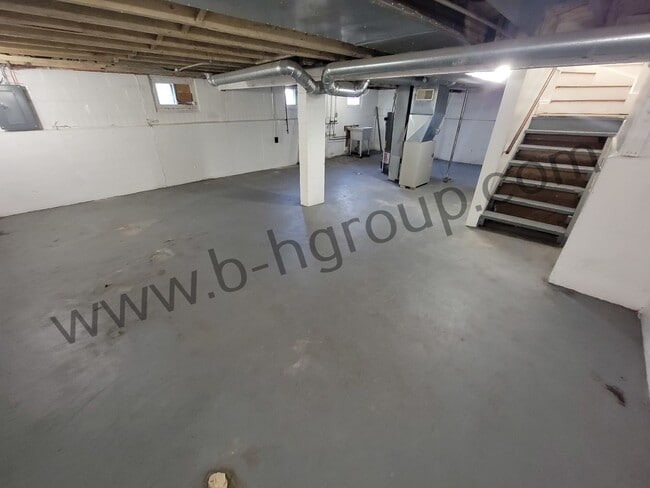 Building Photo - Great Location!