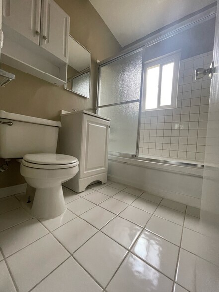 Building Photo - Santa Fe Apartments LB (West Long Beach)