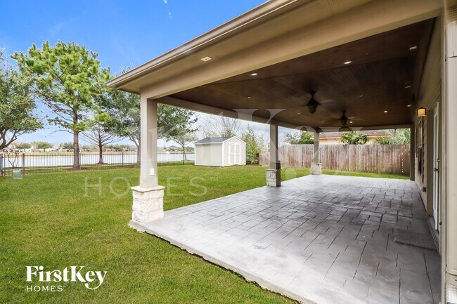Building Photo - 5631 Cinnamon Lake Dr