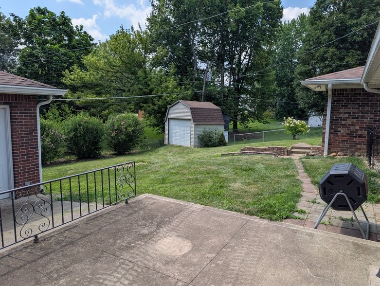 Building Photo - 408 Hopkins Rd