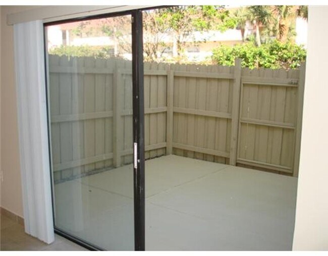 Building Photo - Townhome 2 Bedroom 2.5 Bathroom and fenced...