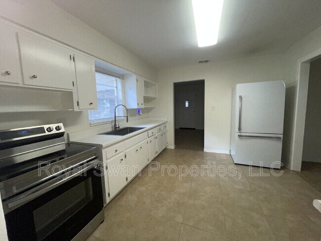 Building Photo - 227 Palm Ave