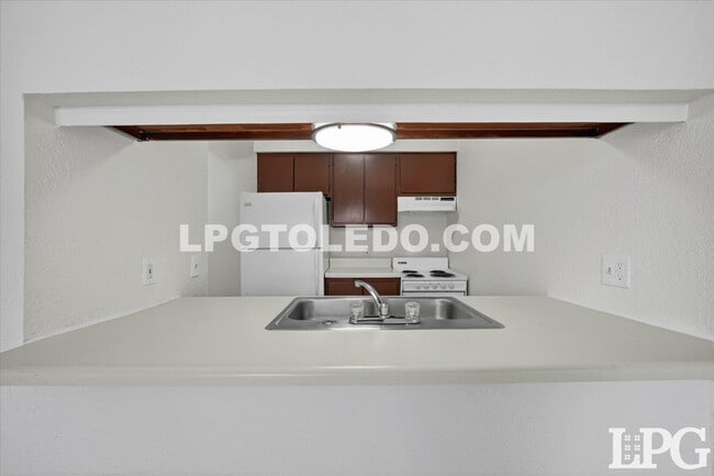 Building Photo - 1230 Bedford Woods Dr