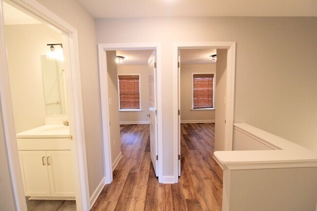 Building Photo - Large 3 level large end unit townhome with...