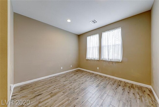 Building Photo - Northwest 4 bedroom!