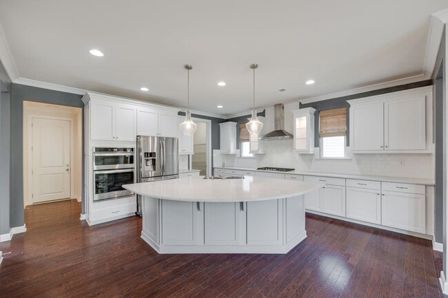 Building Photo - Gorgeous 4 bed 3.5 bath French country hom...
