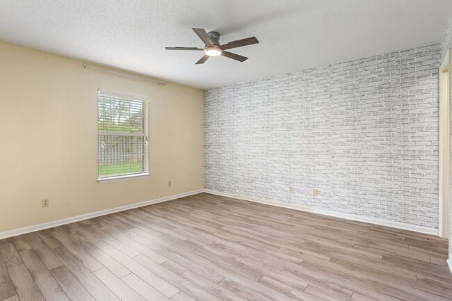 Building Photo - 2 Bedroom 2 Bathroom Gated Community