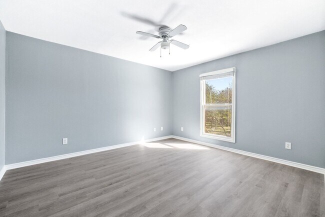 Building Photo - Carriage Place Square